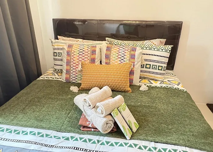 Apartamento In Front Of Vista Mall Taguig And Near Bgc Free Wifi Netflix Hbo 21st *