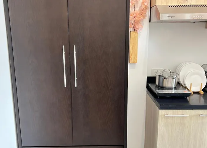 Apartamento In Front Of Vista Mall Taguig And Near Bgc Free Wifi Netflix Hbo 21st *
